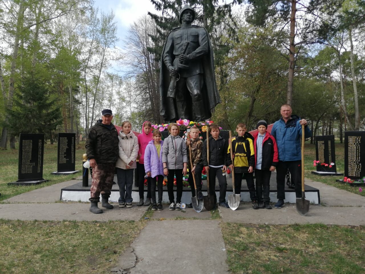 В рамках благоустройства села посажены хвойные саженцы на территории Парка Победы в с. Камышино-Курское.